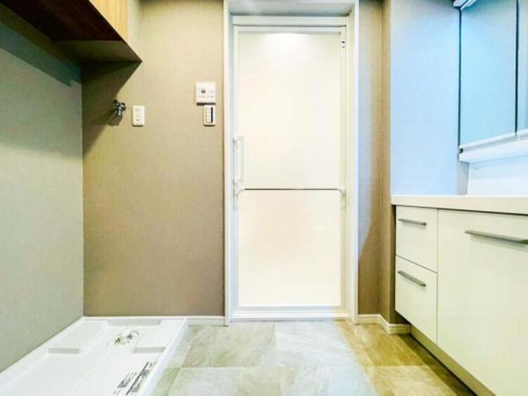 洗面 【洗面・脱衣所】使用頻度の高い場所だからこそ便利な空間に。多人数での使用も考えた便利な空間です