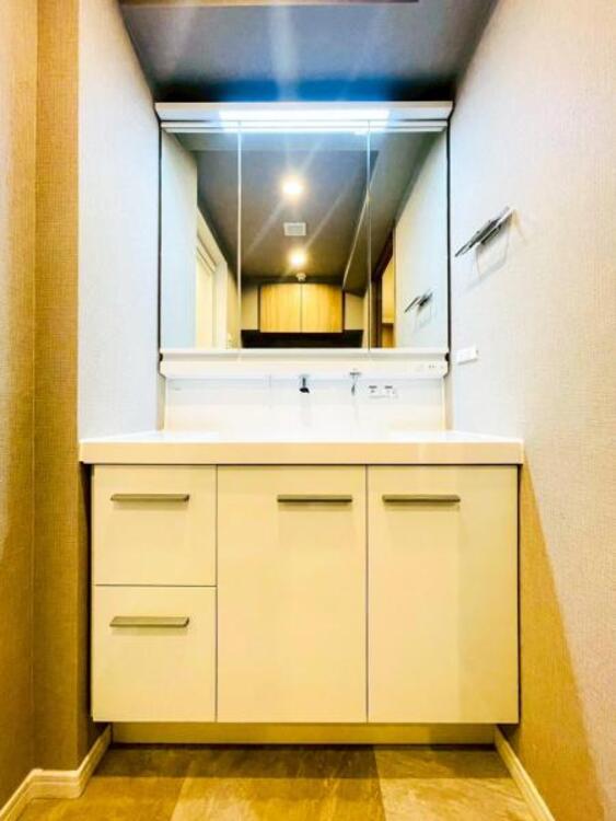 洗面 【洗面・脱衣所】普段は人目につかないスペースにもこだわりを。つくり手の気持ちを『心』がつたわります。