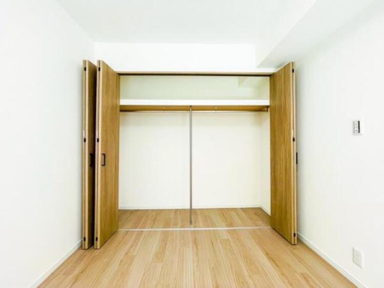 収納 【収納】適材適所に設けた収納は、奥行きもあり多くの物の収納が可能です。扉を閉めるとパッと隠すことができるので、いつでも室内が整理整頓でき気持ちのいい空間として使えます!