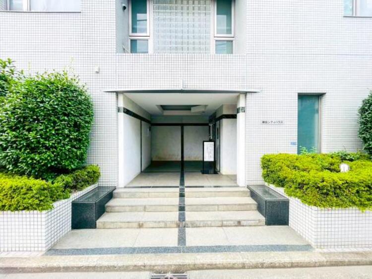 エントランス 陽射しと心地よい風が自慢の立地！新鮮な空気と光が広がる空間！