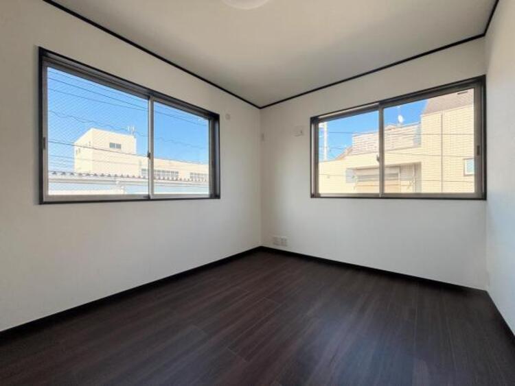 その他 ●〇2面採光でお部屋の隅々まで明るい印象の居室。バルコニーにも出られて、おひさまの光と爽やかな風をたっぷりと取り込めます。勉強やテレワーク中の方も簡単に気分転換。毎日の生活も自然と明るくなりそう　〇●