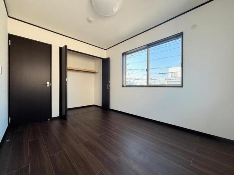 その他 ●〇全居室にクローゼットを完備！普段使いのお洋服や小物はもちろん、季節物のお洋服などもしっかりと整理整頓おしまい頂けます。整理整頓は床に物を置かない所から。居室空間をより広く隅々まで使用できます　〇●