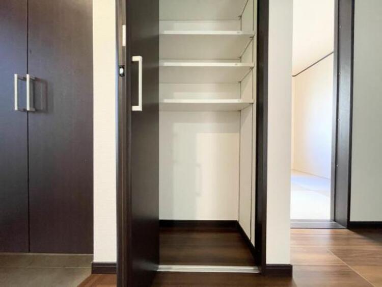 その他 【収納】有ると嬉しい廊下収納。掃除グッズや買い貯めた食料品の備蓄など様々な用途でご利用いただけます。