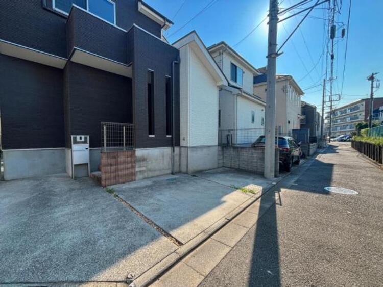 その他 ●〇閑静な住宅地に馴染む落ち着いた色合いの外観。長く愛着を持って住んで頂きたいからこそ飽きのこないシンプルな色目を採用しました。外壁には耐久性・防汚性に優れ、お掃除もしやすいたサイディング材を使用〇●