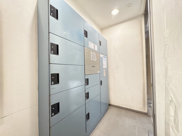 設備 外出中に活躍してくれる宅配ボックスが設置されています。家で宅配物を待たなくて済みますね。