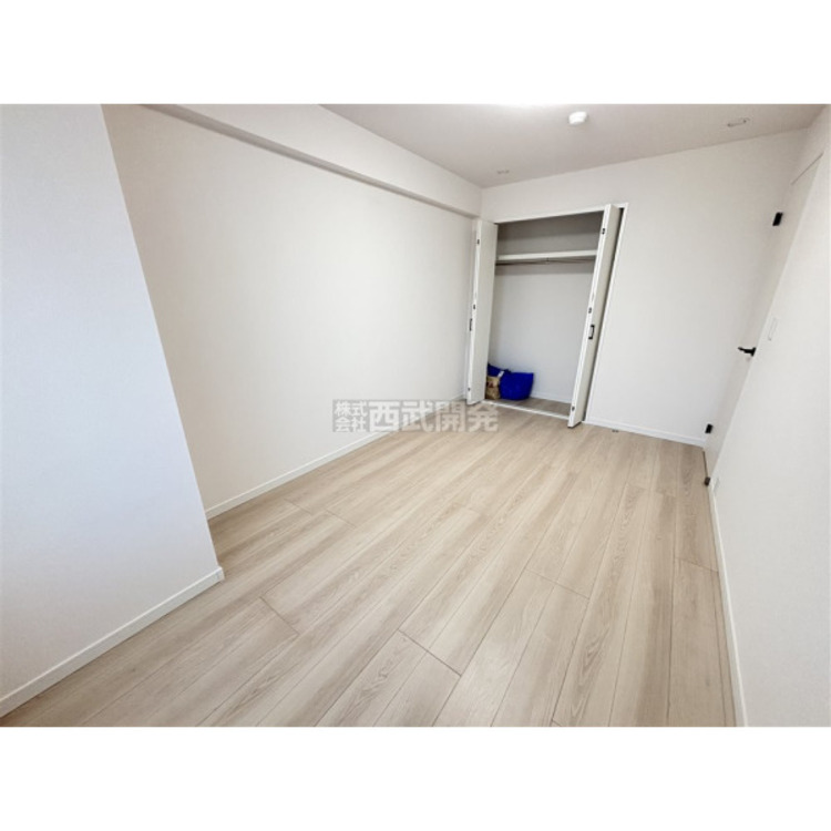 内装 洋服などをすべて収納して室内空間は広々快適