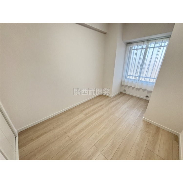 内装 明かり取りの窓が一つあるだけでお部屋の印象がぐっと変わります。