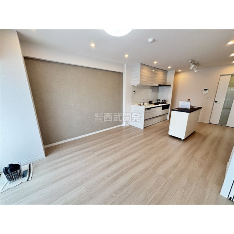 居間 リビングには太陽の光が射し込みます。家族が集まる場所だからこそ、明るい空間作りがかかせません。