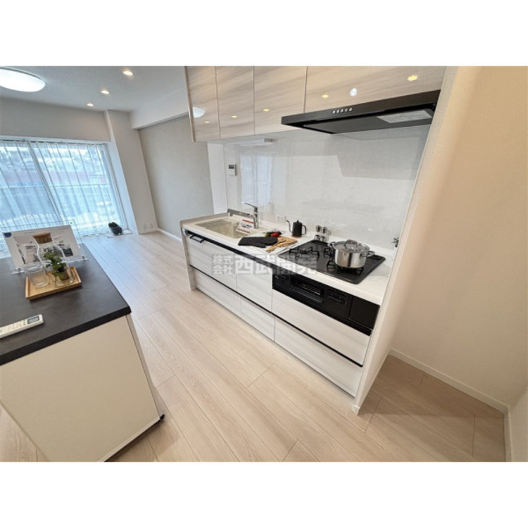 キッチン 吊り戸棚やカウンターも付いていて収納豊富なキッチンです。