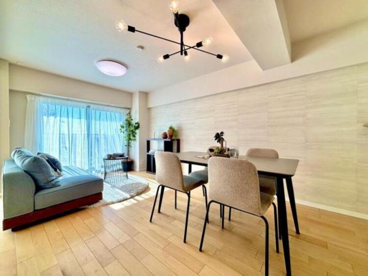 居間 話に夢中になりすぎて、ついつい時間を忘れてしまう。そんな束の間の幸せを感じさせてくれる場所です。