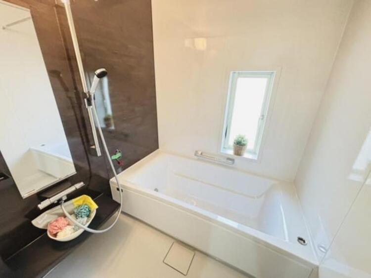 風呂 美しいツヤとなめらかな肌ざわり。水や汚れをはじき汚れにくくお掃除ラクラクの浴槽です。浴槽へもまたぎやすいよう配慮されています。また、シャワーヘッドの位置が変えられるので使い勝手がとても良いです。 