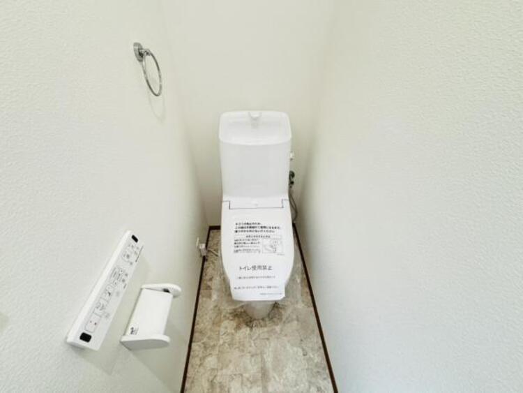 トイレ 清潔感をモチーフにしており広々とした空間を実現しております。 