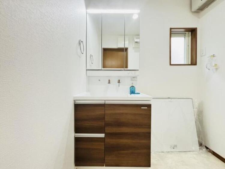 洗面 三面鏡の付いた洗面化粧台は、鏡面裏側にも機能的な収納を配置。普段使いの洗面小物やスキンケア用品などが衛生的に保管できます。 