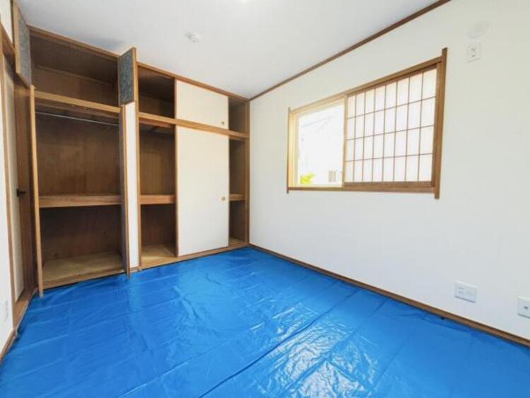 収納 和室は奥行きのある押入れも魅力的。季節の家電や寝具など大型の物の収納に適しています。 