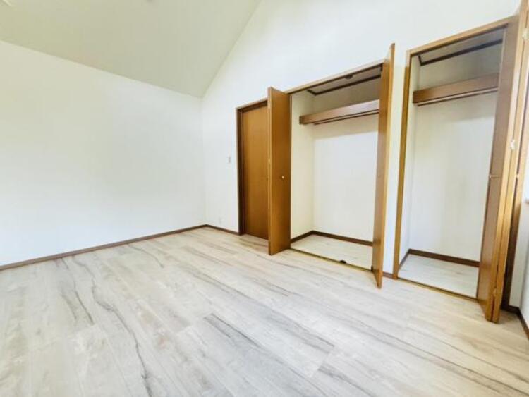 収納 大きなクローゼット。お子様のオモチャはもちろん、パパのスーツやママのバッグまでたっぷり収納できそうですね。 