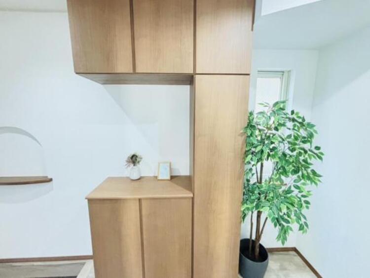 収納 背の高い大型のシューズボックスには靴やブーツなどがたくさん収納可能。 