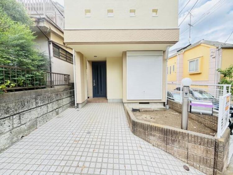 駐車場 玄関につながる駐車スペースなので重い荷物の出し入れの負担を最小限に抑えられます。小さなお子様も安心・安全の乗り降りが出来ますね。 