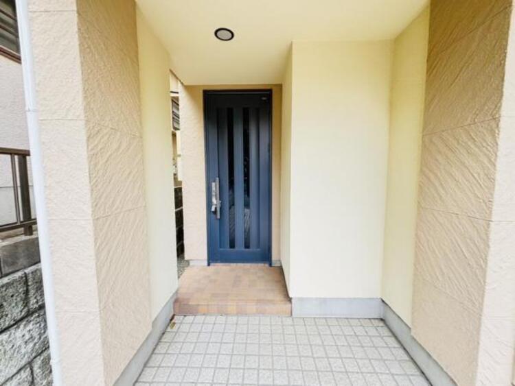 その他 一日の始まりと終わりはこちらの玄関から。今後ご家族の「行ってきます」「ただいま」が行き交う空間となるでしょう。 