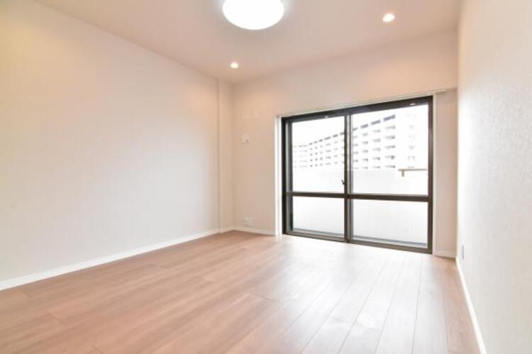 内装 窓からたっぷりと陽光が注がれる、明るく快適なプライベート空間となっております。 