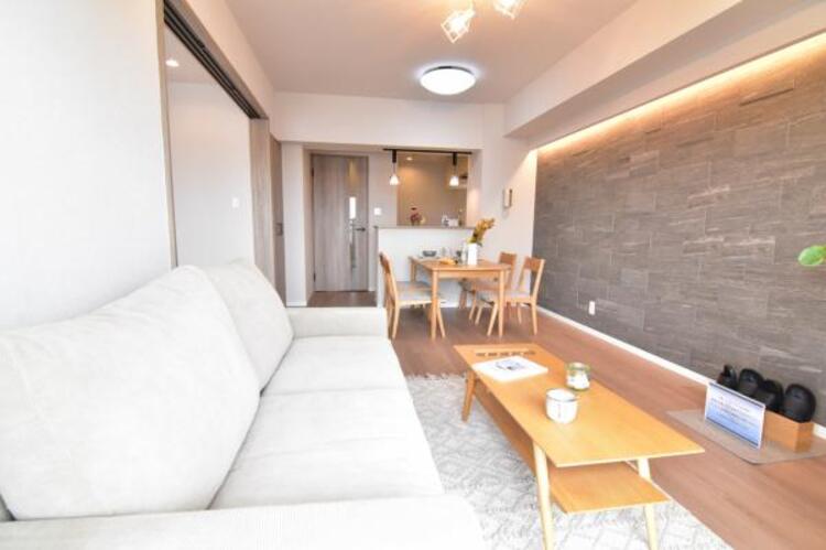 居間 くつろげるリビングは話に夢中になりすぎて、ついつい時間を忘れてしまう。そんな束の間の幸せを感じさせてくれる場所です。 