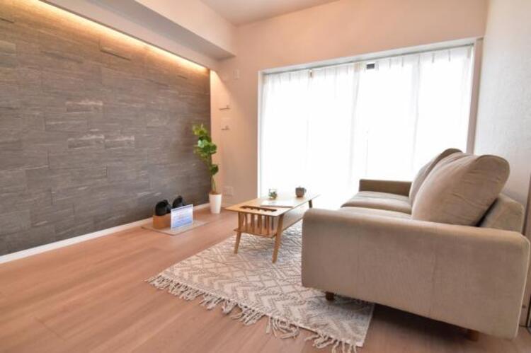 居間 リビングにはエコカラットを採用。湿気やニオイなど、気になる空気の悩みを整えてくれます。