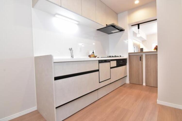 キッチン 焼いたり煮たりと一度にたくさんのお料理を作ることが出来る便利な３口コンロが付いたシステムキッチンは、豊富な収納と食洗機付き。食後の片付けが楽になるからママも自分時間が増えてニコニコです。 