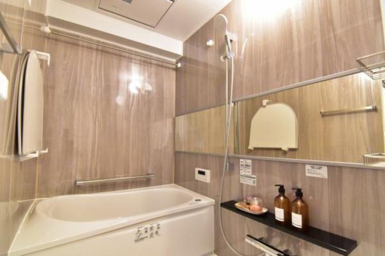 風呂 高級感を演出する内装の浴室は、心休まるくつろぎのスペースにも癒しのスペースにもなる空間です。 