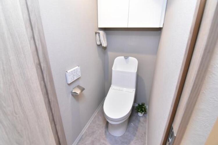 トイレ シンプルでシャープなフォルムは、そのデザイン性だけでなく汚れが拭きやすくお手入れ簡単です。 