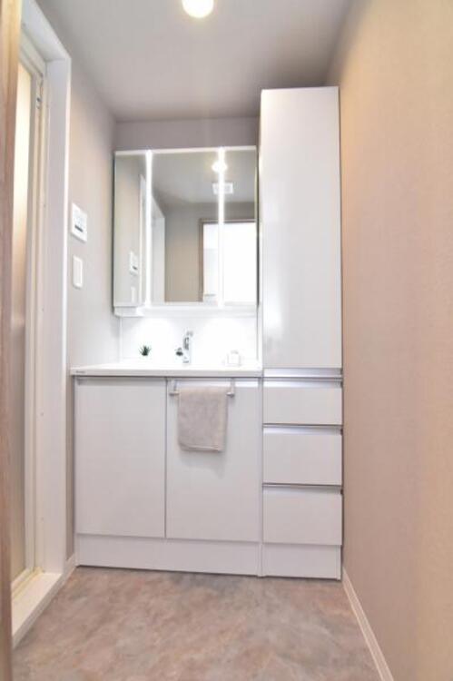 洗面 清潔感のあるワイドな洗面台は収納力もあり、いつでもすっきりとした洗面室に。 