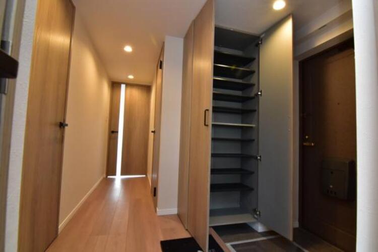 収納 大容量のシューズクローク。５人家族でも十分に収納できます。 