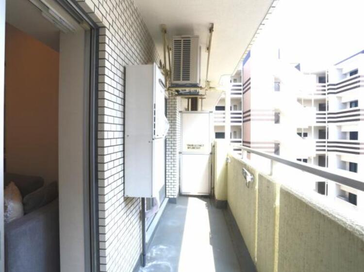 バルコニー 使い易いバルコニー。やわらかな陽射し・心地よい風。どこまでも広がる空の下、限りない開放感を味わえる空間です。