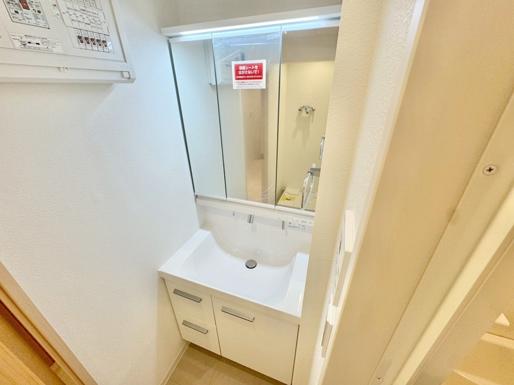 その他 清潔感を感じられる洗面化粧台。