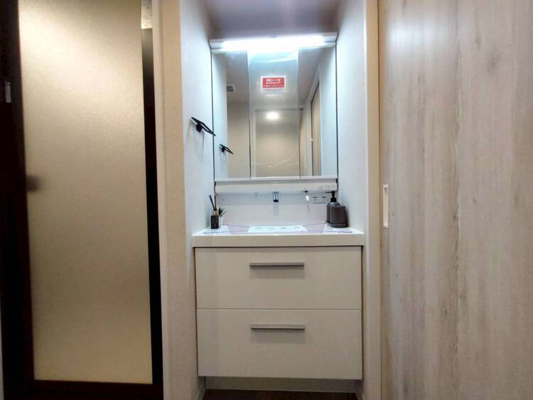 その他 清潔感を感じられる洗面化粧台。