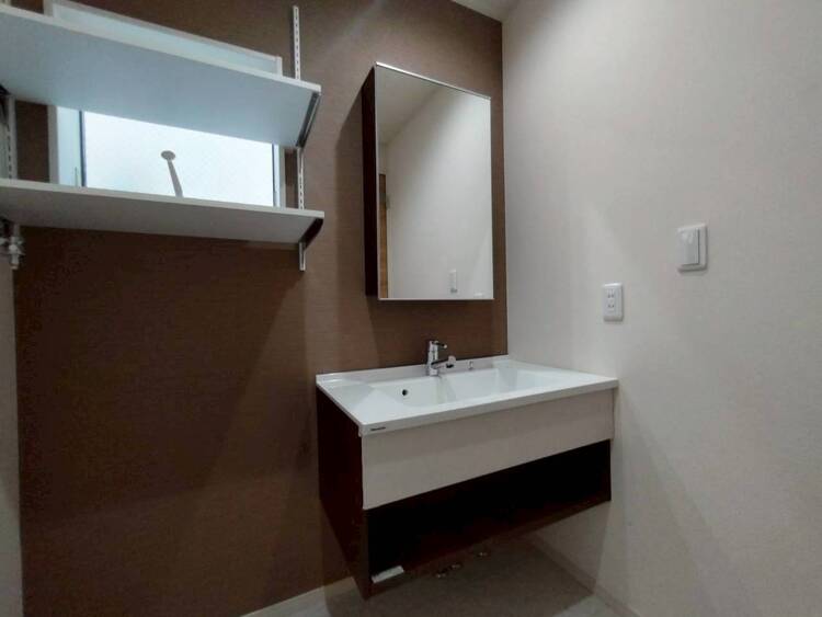 その他 清潔感を感じられる洗面化粧台。