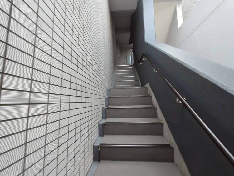 その他 共用部の階段です。明るく清潔に管理されています。