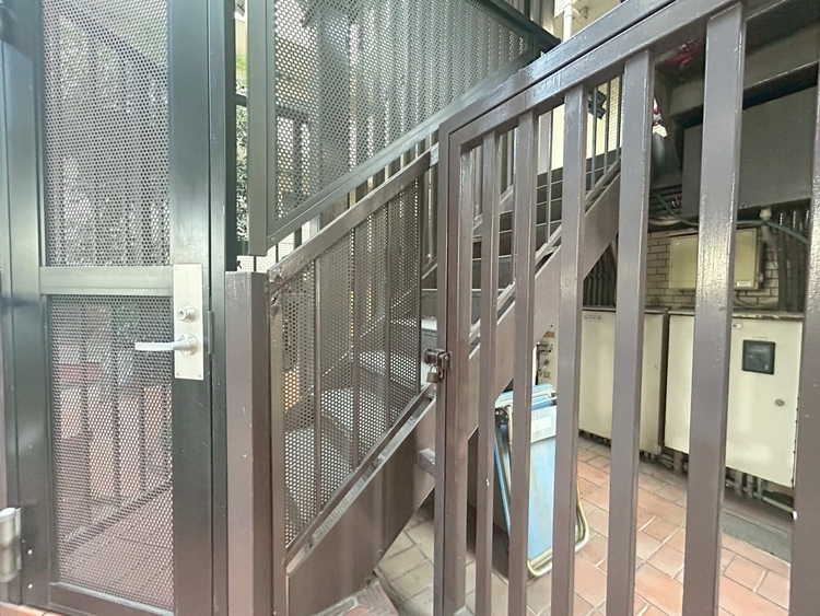 その他 共用部の階段です。明るく清潔に管理されています。