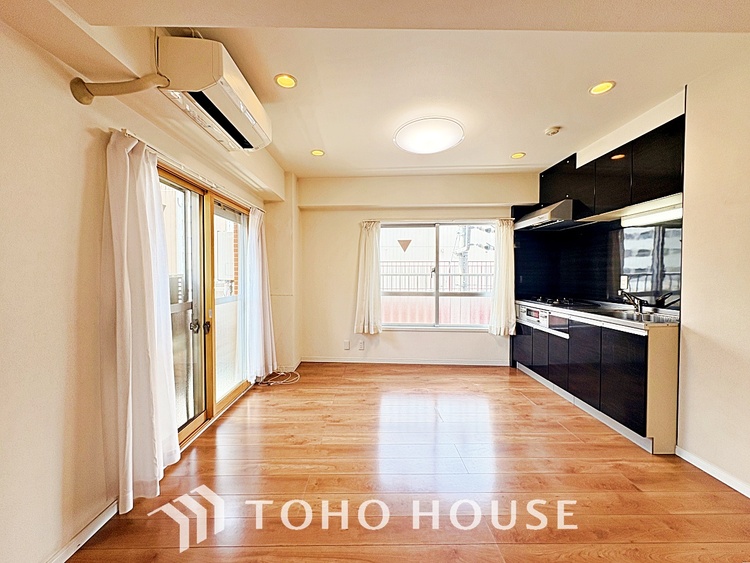 内装 【living】居心地のいい暮らしには欠かせない眩い採光。ゆったりとした幅の窓からこの空間に降り注ぐ採光が絶えない。明るいリビングこそ居心地のいい暮らしが待っているのだと思う。