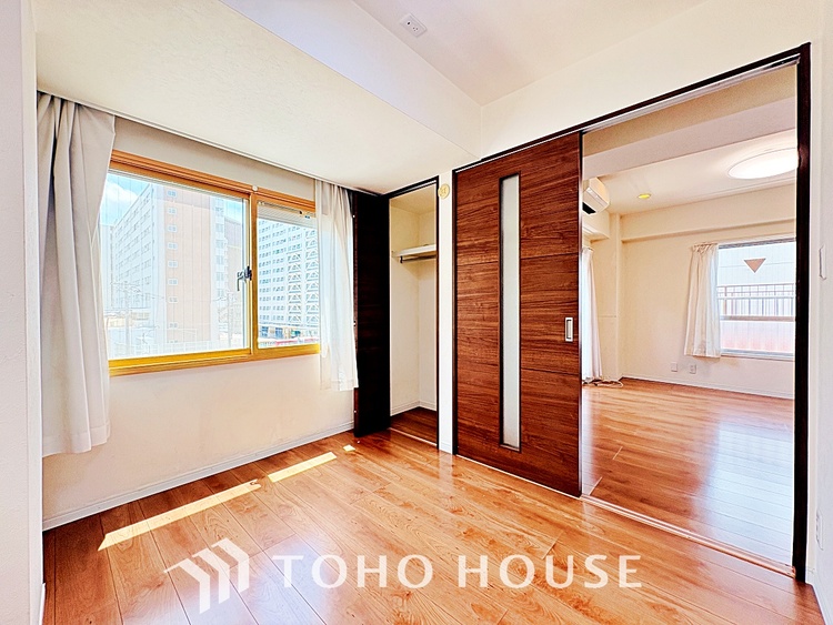 内装 風の通り道。舞い込んでくる風が優しく躍り、室内に爽やかな空気を運んでくる。そこに季節の息吹を感じて、いまがどんな季節なのかを実感する。