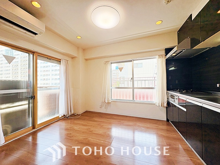 内装 叶えたかったのは落ち着きのあるナチュラルな風合い、そして開放感があるリビング。優雅な気分に浸れる幸せな時間を家族が自然と集まりたくなるこの空間で。