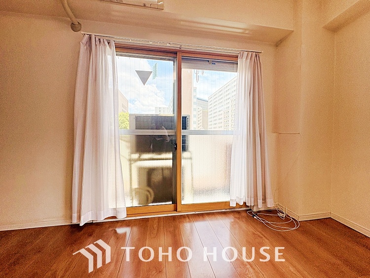 内装 ◆サンサンと◆差し込む太陽の光がこのリビングに笑いをもたらす。ソファの上のクッションがポカポカした暖気にぬくぬくと微睡んでいる。