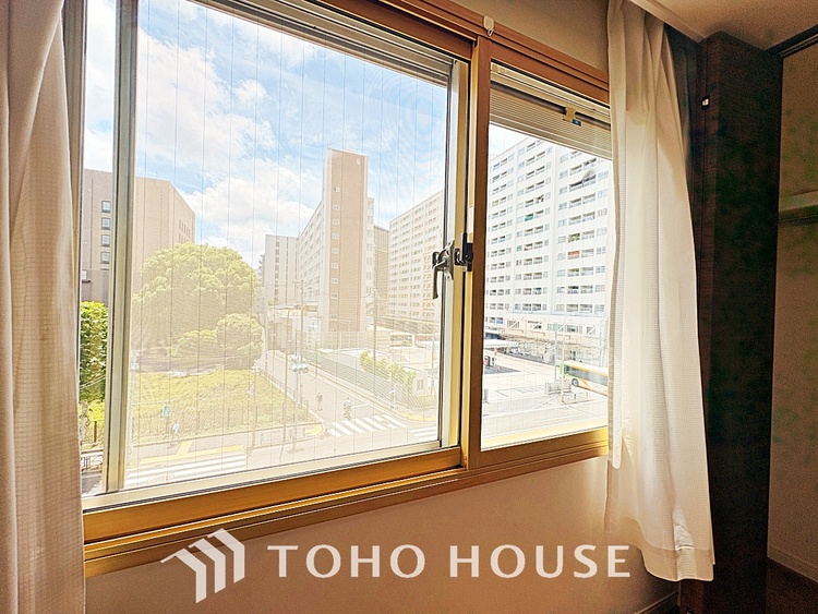 内装 使いやすく、明るい洋室に仕上がります。子供部屋や趣味のお部屋にご利用できます。ご自身で家具などを配置し、素敵な空間を創り上げられます。