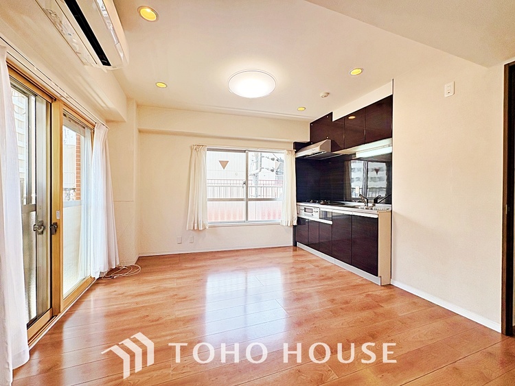 内装 ◆瀟洒な空間◆落ち着きのある彩が見事に調和させた瀟洒な空間を演出。ここに集まる家族の会話と笑顔が絶え間なく続く幸せな空間。