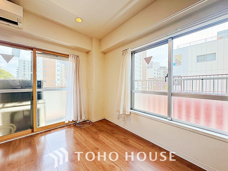 内装 ここはみんなが集い、食事と楽しい会話が始まる場所。話に夢中になりすぎて、ついつい時を忘れ、夜半過ぎになってしまう。そんな束の間の幸せを感じさせてくれます。