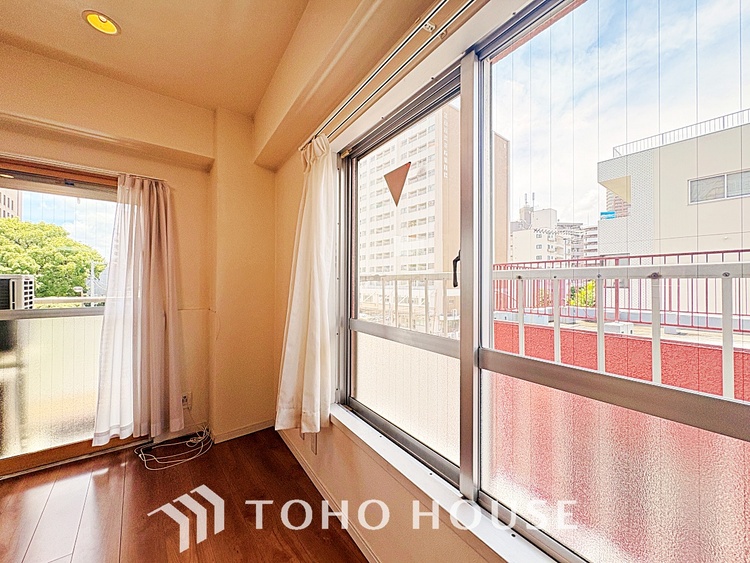 内装 使いやすく、明るい洋室に仕上がります。子供部屋や趣味のお部屋にご利用できます。ご自身で家具などを配置し、素敵な空間を創り上げられます。