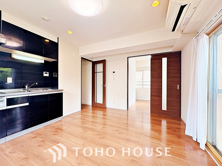 内装 使いやすく、明るい洋室に仕上がります。子供部屋や趣味のお部屋にご利用できます。ご自身で家具などを配置し、素敵な空間を創り上げられます。