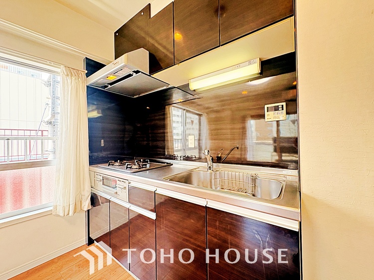 キッチン 手元の収納から、足元の収納までが全てスライド式で、奥のスペースまで有効に活用できます。奥まで上から見渡せるので、たまにしか使わない調理器具もサッと取出せます。