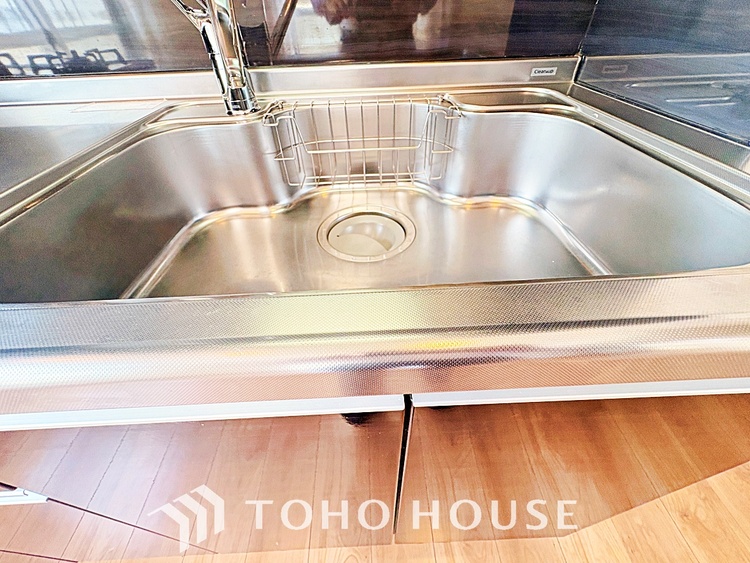 キッチン ◆愛育◆キッチンは家族の絆を育む大切な空間。シンプルで使い易いSystemKitchenで愉しく作る料理は愛情のある美味しいご馳走に。家族で使える広々としたダイニングキッチンです。