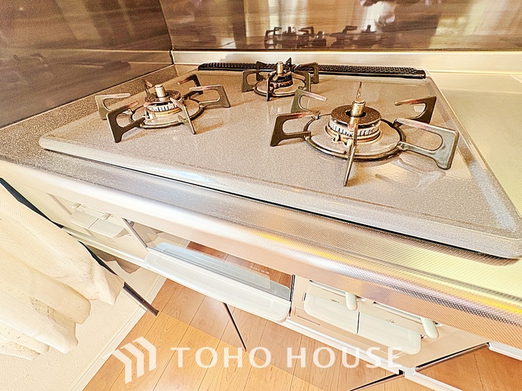 キッチン キッチンは家族の絆を育む大切な空間。シンプルで使い易いシステムキッチンで愉しく作る料理は愛情のある美味しいご馳走に。家族で使えるダイニングキッチンです。