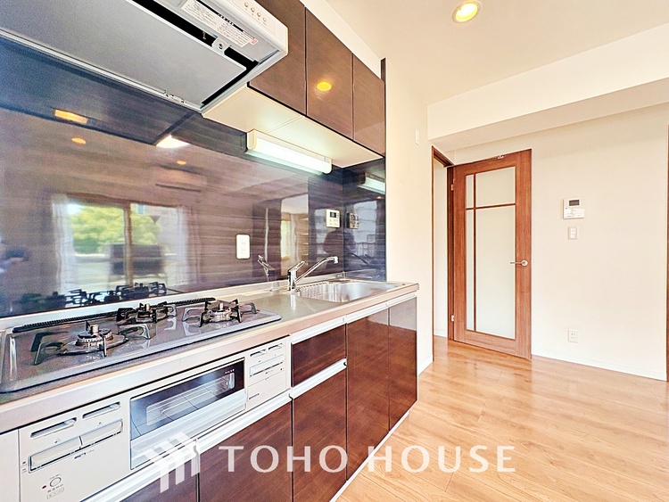 キッチン 広々としたキッチンのシンクは、料理の準備と片付けを楽にし、使いやすさを最大限に引き立てます。