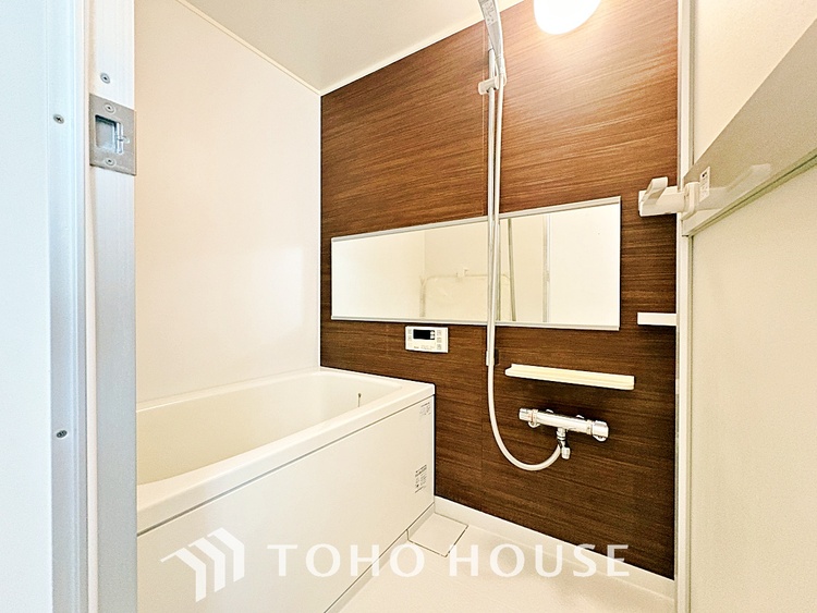 風呂 【浴室】《一日の疲れを落としてくれる場所は、落ち着く場所でなければならない》　高級感溢れるカラーと大きさ・柔らかな曲線で構成された半身浴も楽しめるバスタブが心地よさをもたらします。